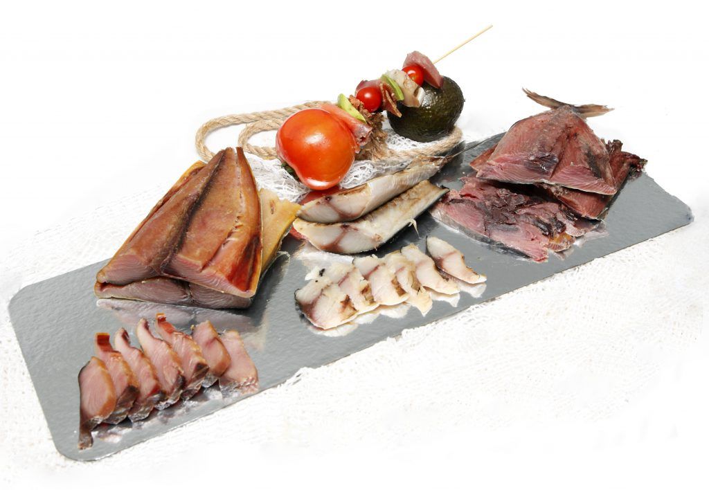 Bodegón de productos del mar de salazones: Mojama, hueva y bonito. Salazones antiguos.